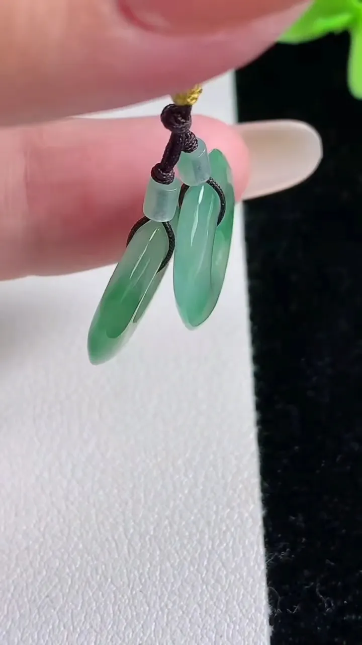 天然A货翡翠平安环吊坠一对，尺寸16.7-3，重量:3.60g
12月12日