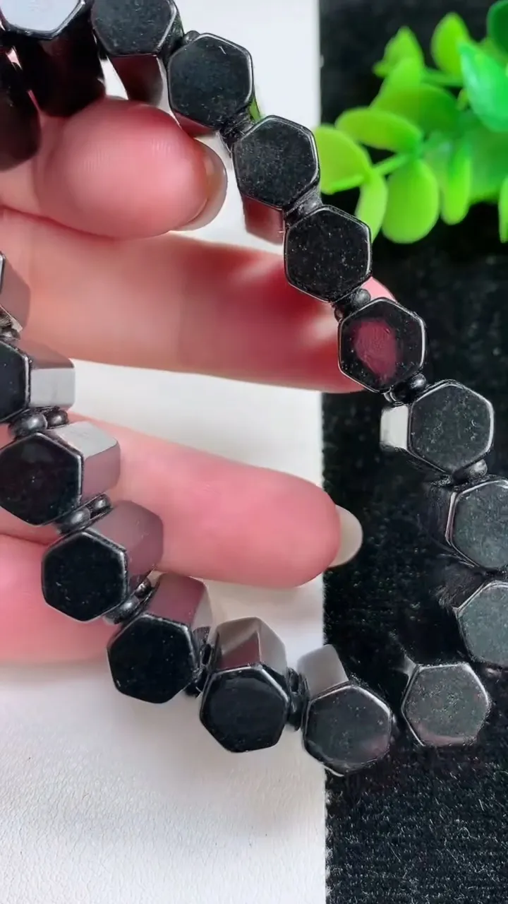 天然A货翡翠墨翠无事牌手串，尺寸20.4-8.9，重:82.41g12月12日
工厂直销收藏佳品,种好水足，色泽均匀，有种有色，上手高大气！