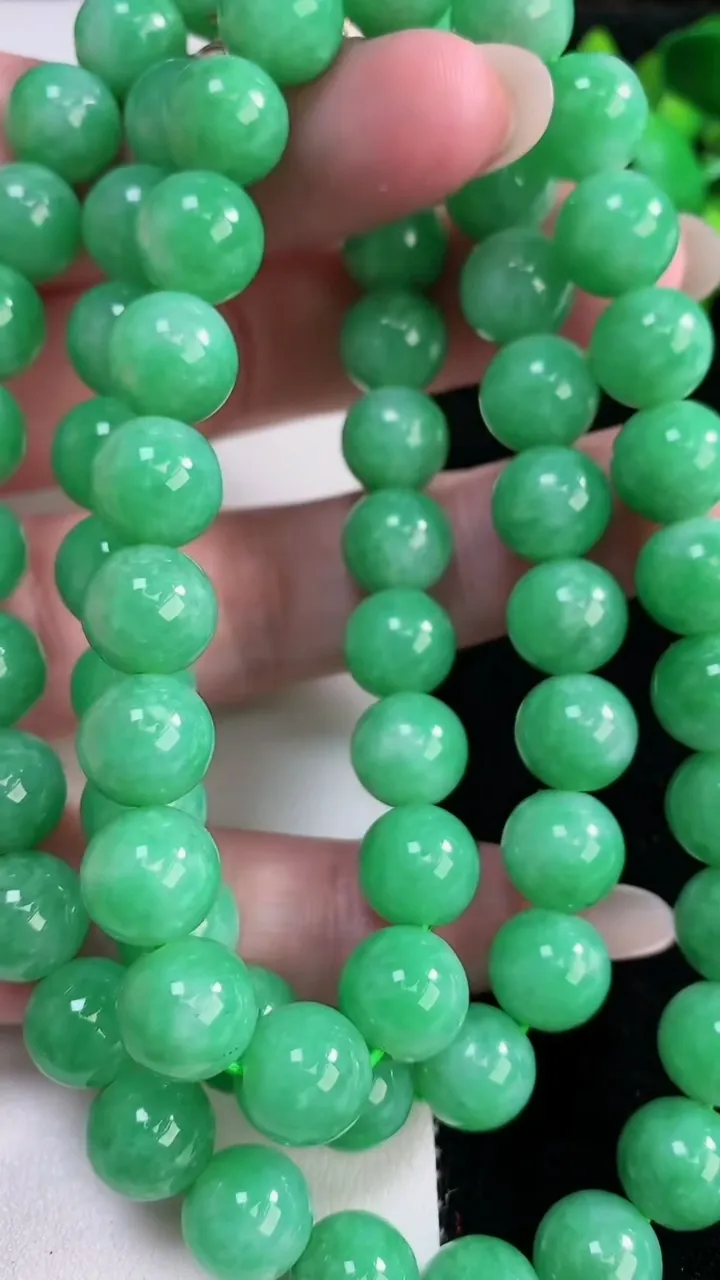 天然A货翡翠圆珠项链，尺寸9.8-69颗，重量:123.25g12月12日
工厂直销收藏佳品,种好水足，色泽均匀，有种有色，上手高大气！