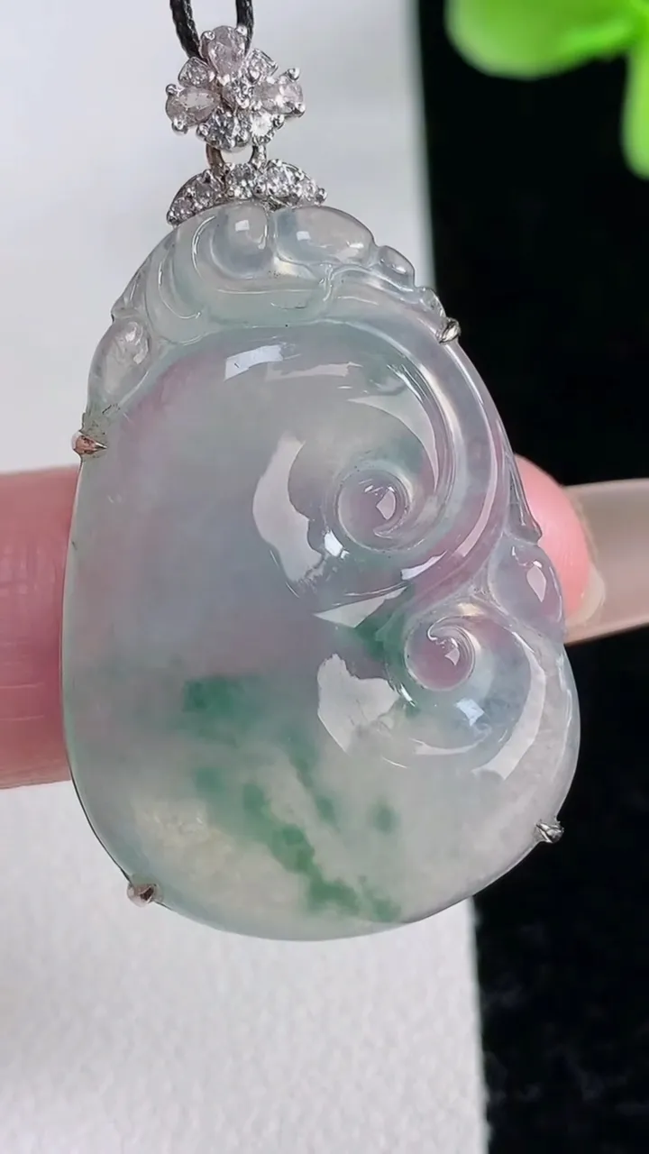 天然A货翡翠种飘花如意吊坠，尺寸38.6-32-22.5-6.5，重量:7.51g
12月12日