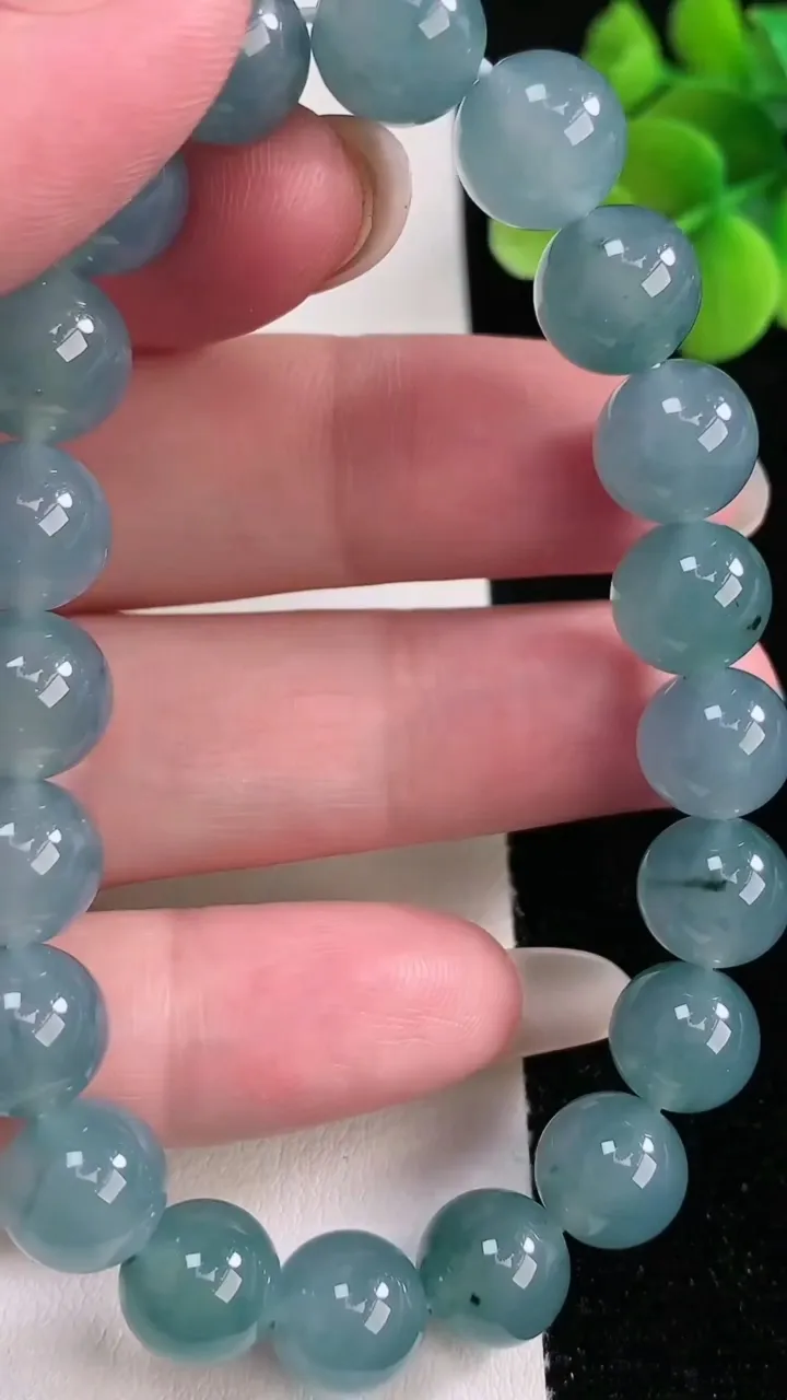 天然A货翡翠圆珠手串，尺寸9.4-20颗，重量:32.60g12月12日
工厂直销收藏佳品,种好水足，色泽均匀，有种有色，上手高大气！