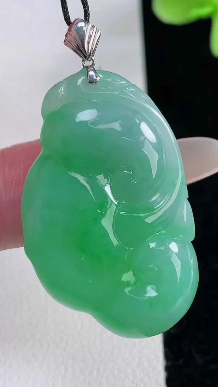 天然A货翡翠如意吊坠，尺寸35.7-22.7-5，重量:9.11g
12月12日