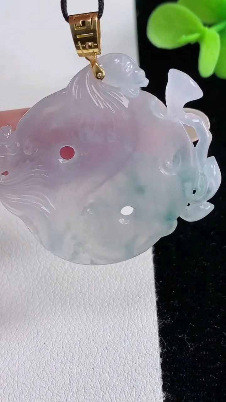 天然A货翡翠种飘花年年有余 荷叶鱼吊坠，尺寸37.3-40-3.3，重量:8.98g
12月12日