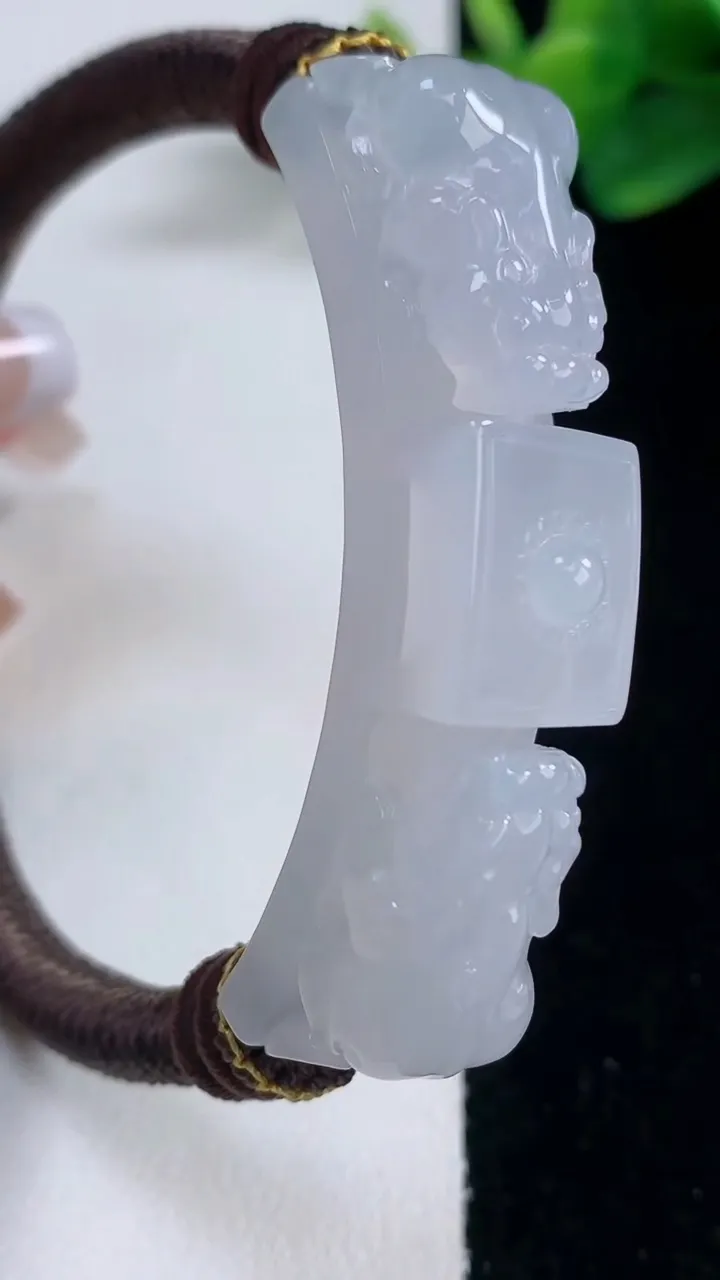 天然A货翡翠种白冰貔貅手绳，尺寸54.6-12.4-11，重量:33.00g
12月12日