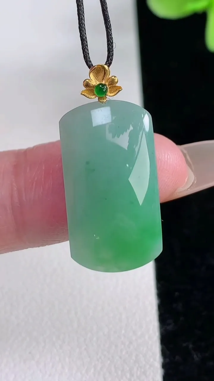 天然A货翡翠无事牌吊坠，尺寸22-12-4.7，重量:3.12g
12月12日