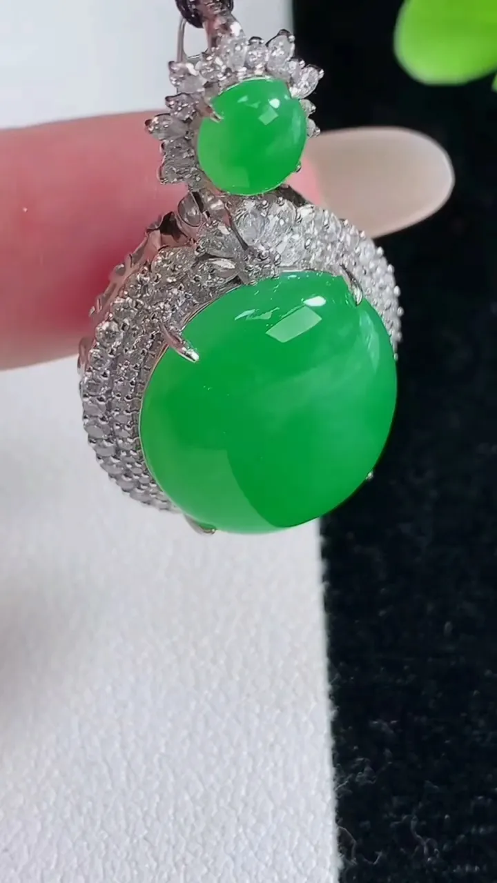 天然A货翡翠蛋面吊坠，尺寸37.2-21-12.8，裸石18-16-5.4重量:10.35g
12月12日