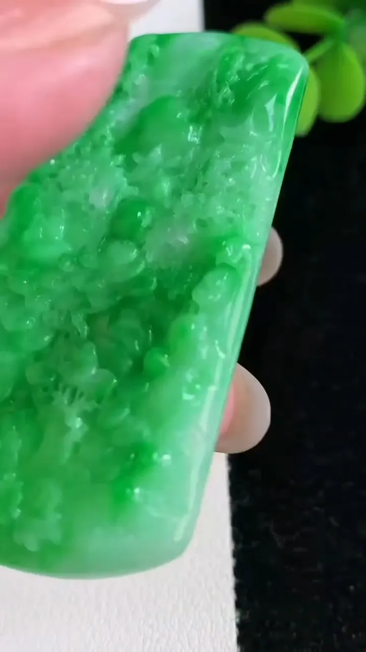 天然A货翡翠山水牌吊坠，尺寸60.5-36.6-4，重量:22.32g
12月12日