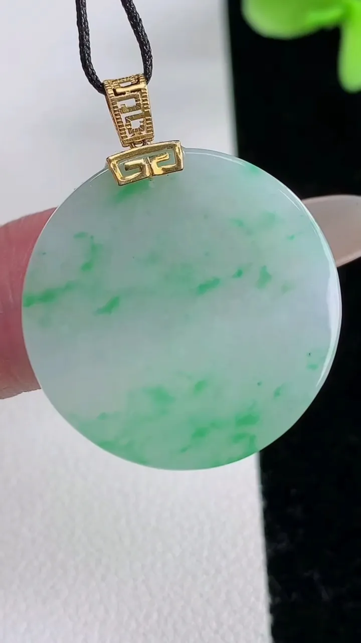 天然A货翡翠无事牌吊坠，尺寸24.6-2.4，重量:4.44g
12月12日