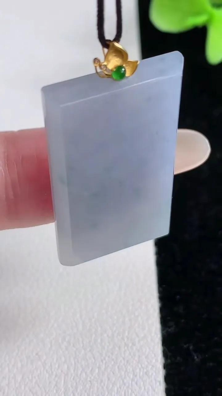 天然A货翡翠18K金紫罗兰无事牌吊坠，尺寸32.8-19-3.6，重量:7.69g
12月12日