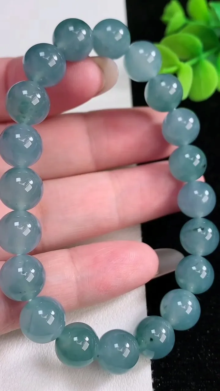 天然A货翡翠圆珠手串，尺寸9.4-20颗，重量:32.60g12月12日
工厂直销收藏佳品,种好水足，色泽均匀，有种有色，上手高大气！