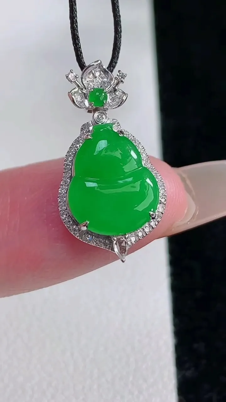 天然A货翡翠葫芦吊坠，尺寸20.6-11.5-5.4，裸石11.3-9重量:1.42g
12月12日