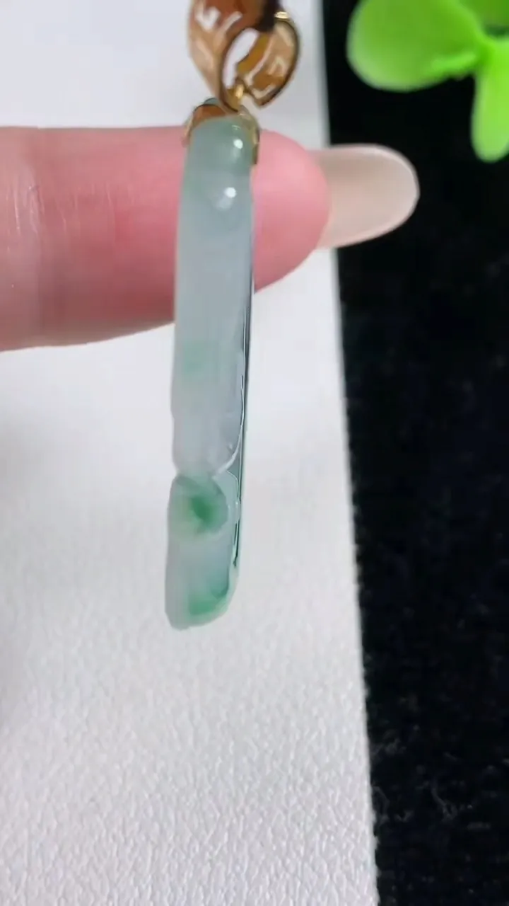 天然A货翡翠种飘花如意吊坠，尺寸42.4-22-4.4，重量:9.43g
12月12日