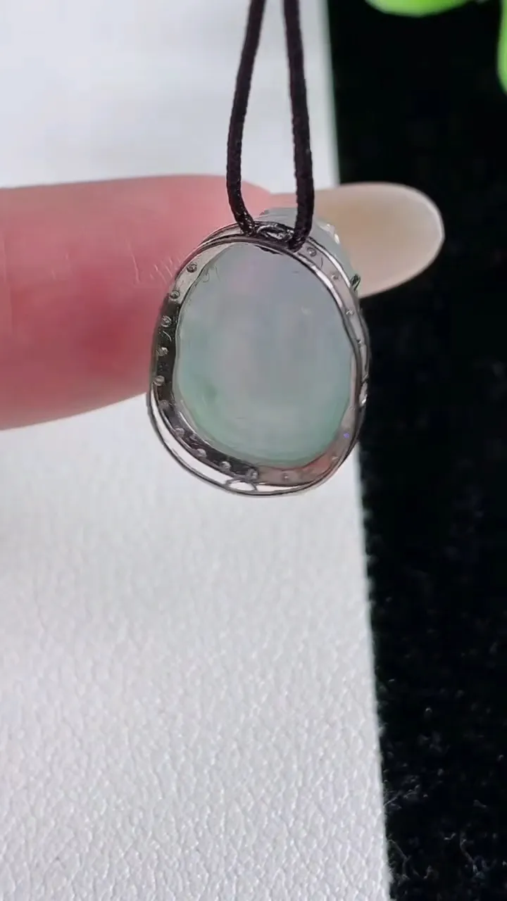 天然A货翡翠貔貅吊坠，尺寸16.5-12.7-7.5，裸石14.2-10.6-3.8重量:2.58g
12月12日