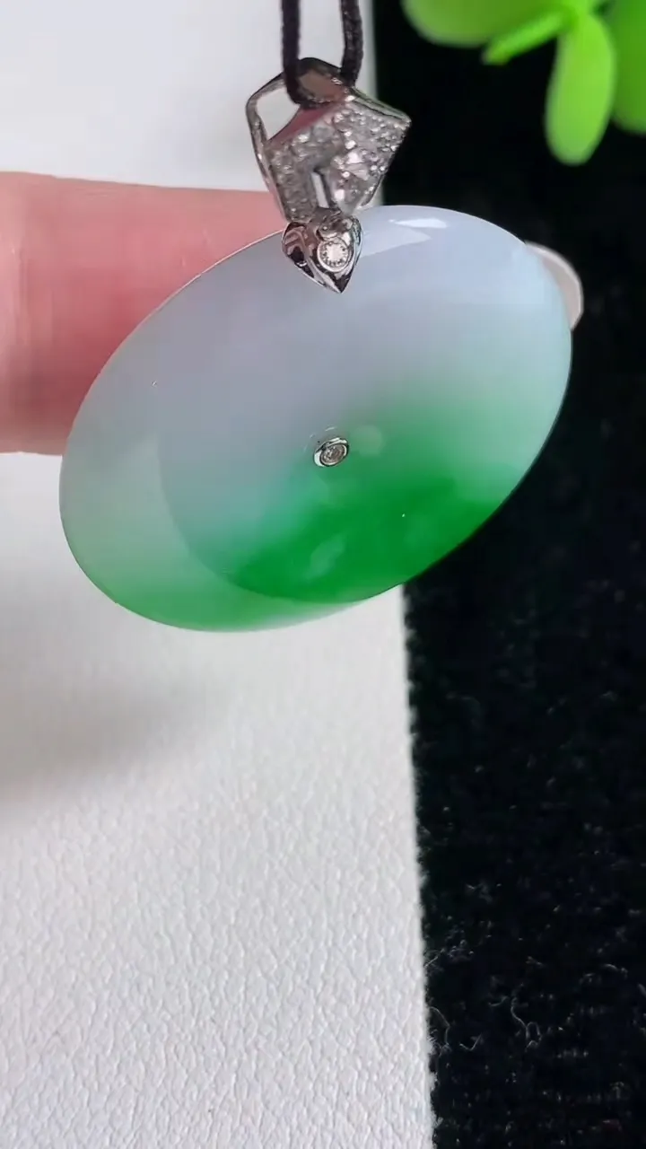 天然A货翡翠平安扣吊坠，尺寸30.3-5.7，重量:12.58g
12月12日