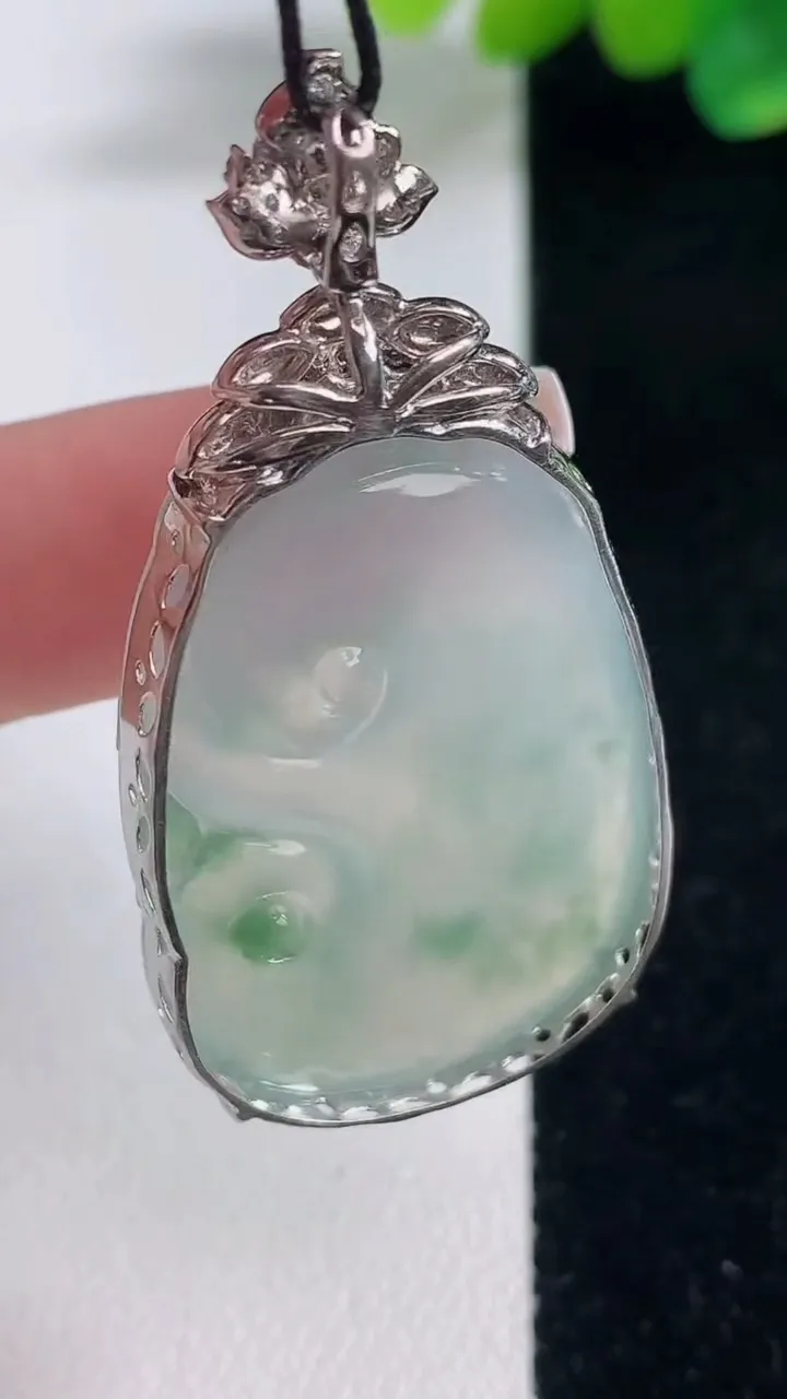 天然A货翡翠种飘花如意吊坠，尺寸48.8-35.6-24-6.7，重量:11.05g
12月12日