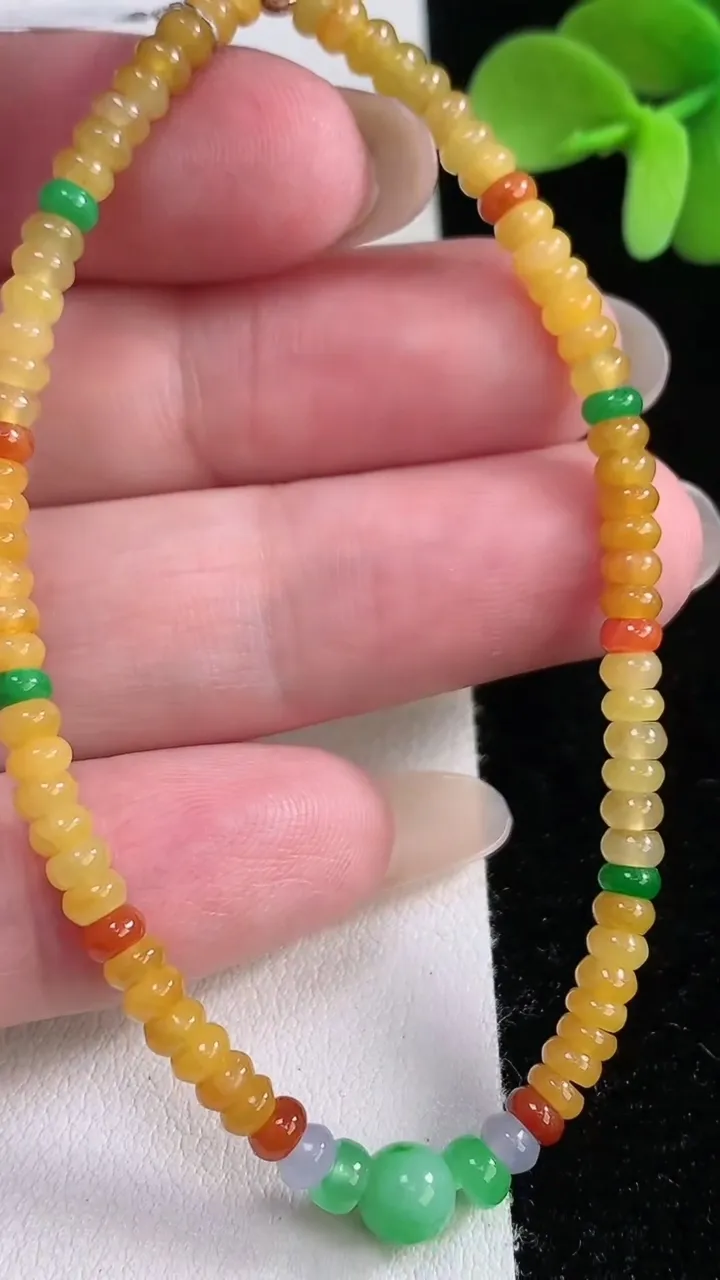 天然A货翡翠三彩算盘珠手串，尺寸3.3-1.6-79颗，重量:5.54g12月12日
工厂直销收藏佳品,种好水足，色泽均匀，有种有色，上手高大气！