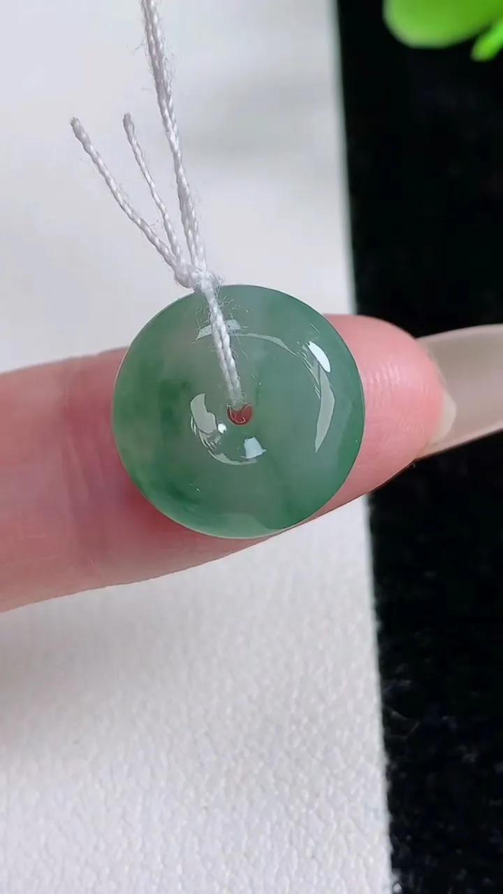 天然A货翡翠冰种飘花平安扣吊坠，尺寸14.5-5.2，重量:2.50g
12月12日