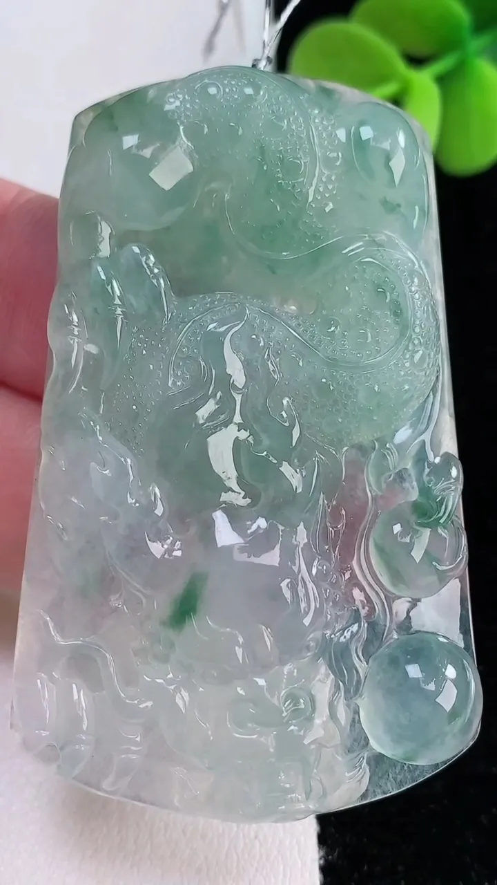 天然A货翡翠种飘花龙牌吊坠，尺寸58.2-36.7-6.3，重量:28.63g
12月12日