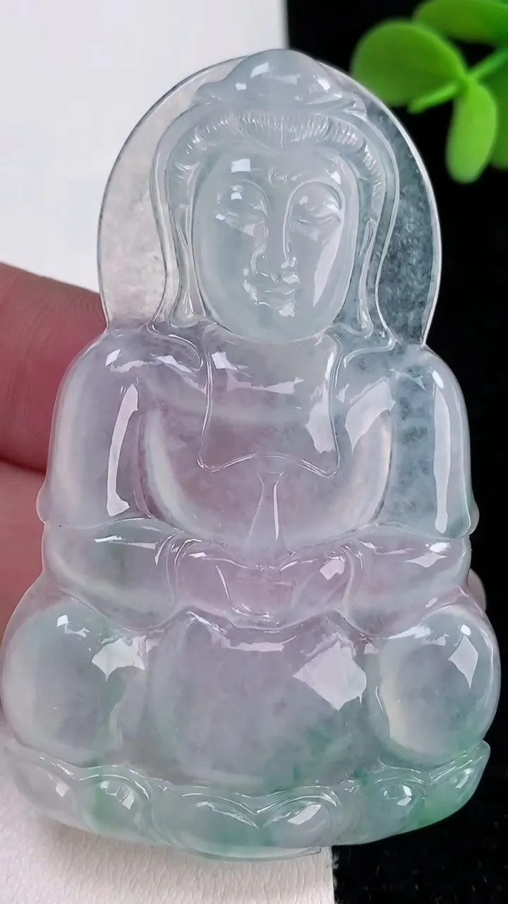 天然A货翡翠种飘花观音菩萨吊坠，尺寸65.8-41.4-5，重量:25.84g
12月12日