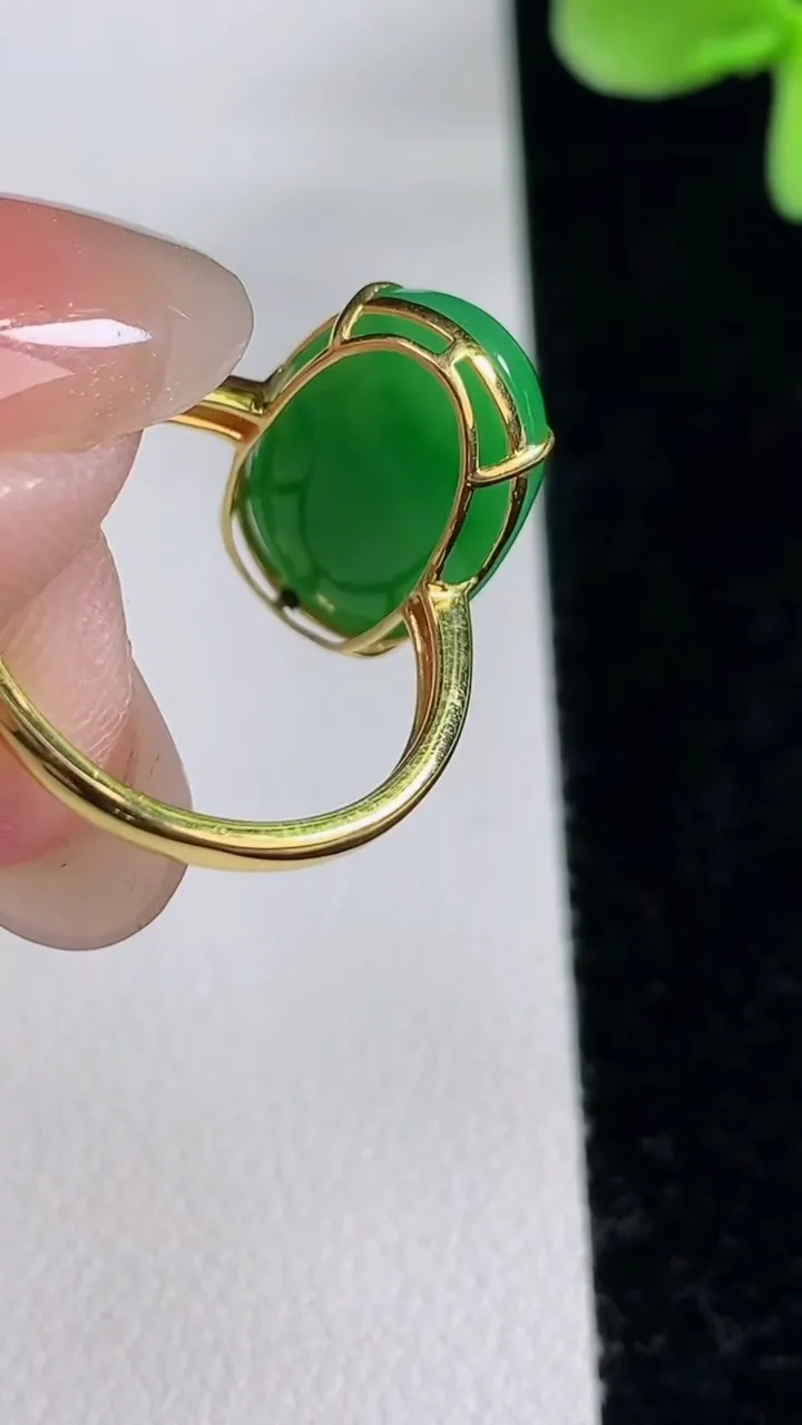 天然A货翡翠蛋面戒指，尺寸18-16.5-11-7.6，重量:3.55g2025年12月12日
工厂直销收藏佳品,种好水足，色泽均匀，有种有色，上手高大气！