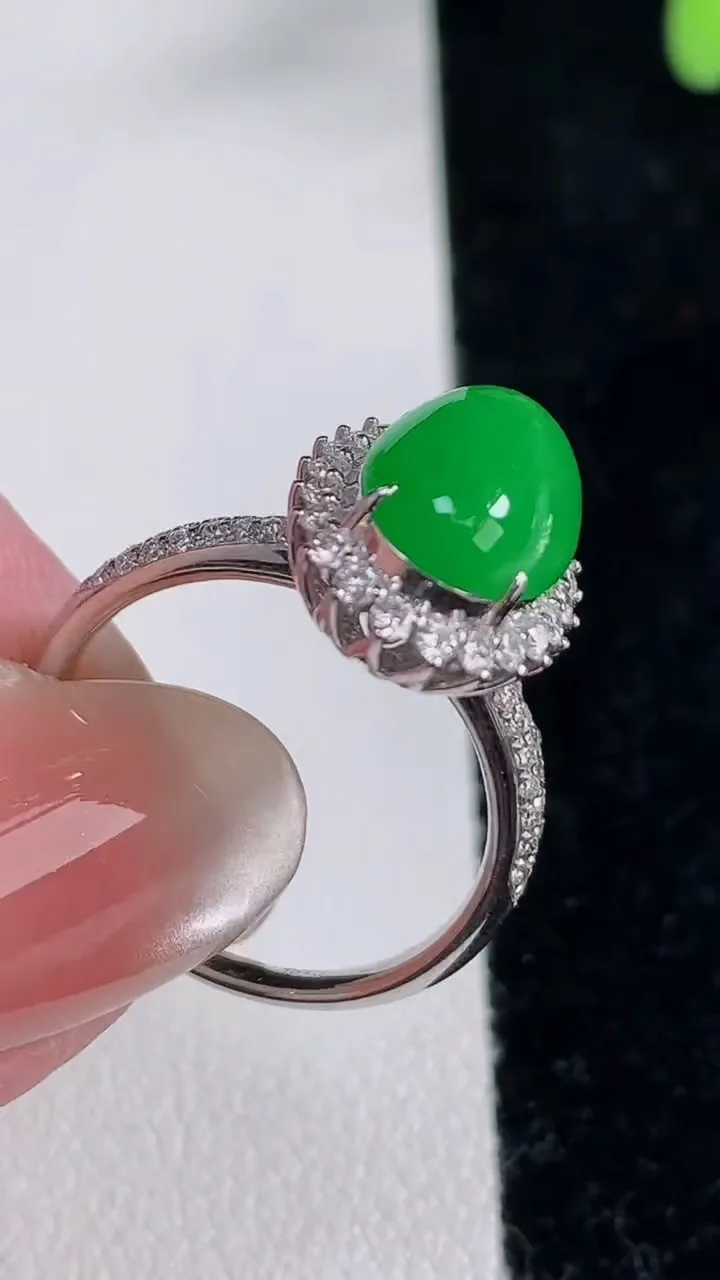 天然A货翡翠蛋面戒指，尺寸17.7-11.5-7.7-9.2，重量:4.01g2025年12月12日
工厂直销收藏佳品,种好水足，色泽均匀，有种有色，上手高大气！