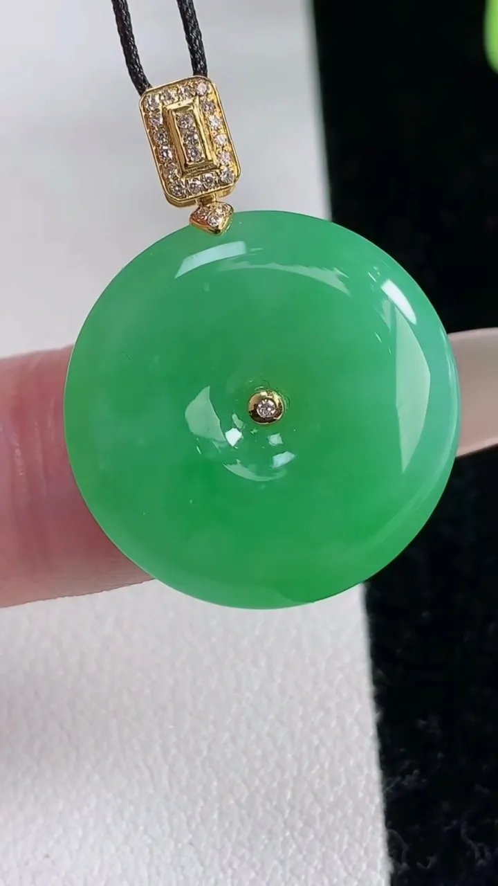 天然A货翡翠平安扣吊坠，尺寸21.7-4.2，重量:5.00g
12月12日