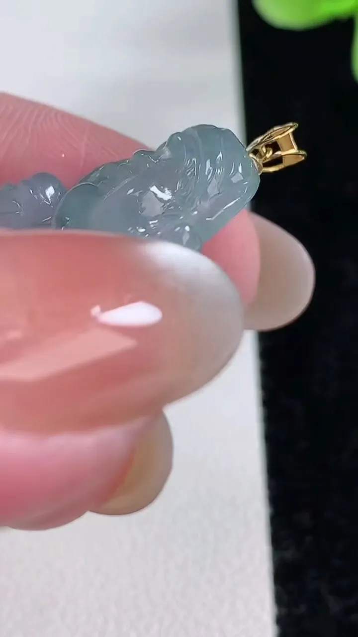 天然A货翡翠种飘花财神爷吊坠，尺寸33-20.7-5.4，重量:6.65g
12月12日