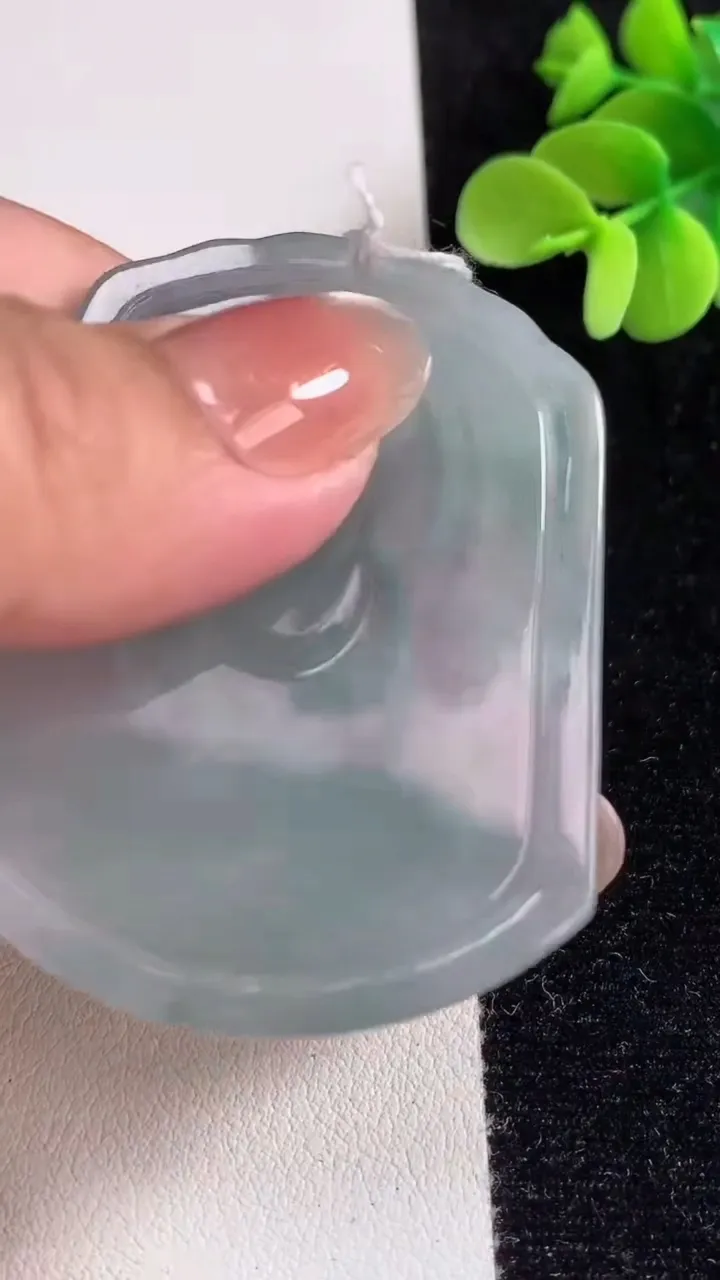 天然A货翡翠大日如来吊坠，尺寸54.8-45-4.7，重量:26.09g
12月12日