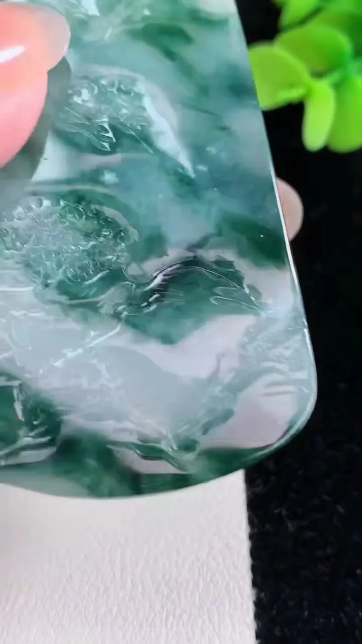 天然A货翡翠牌吊坠，尺寸65.7-39.3-3.7，重量:25.89g
12月12日