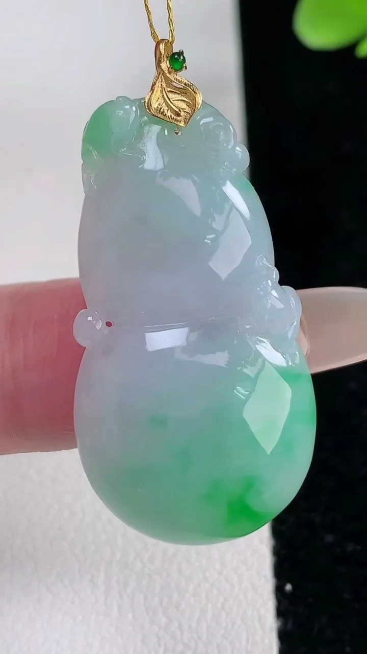 天然A货翡翠葫芦吊坠，尺寸34.6-19.3-5.3，重量:7.90g
12月12日