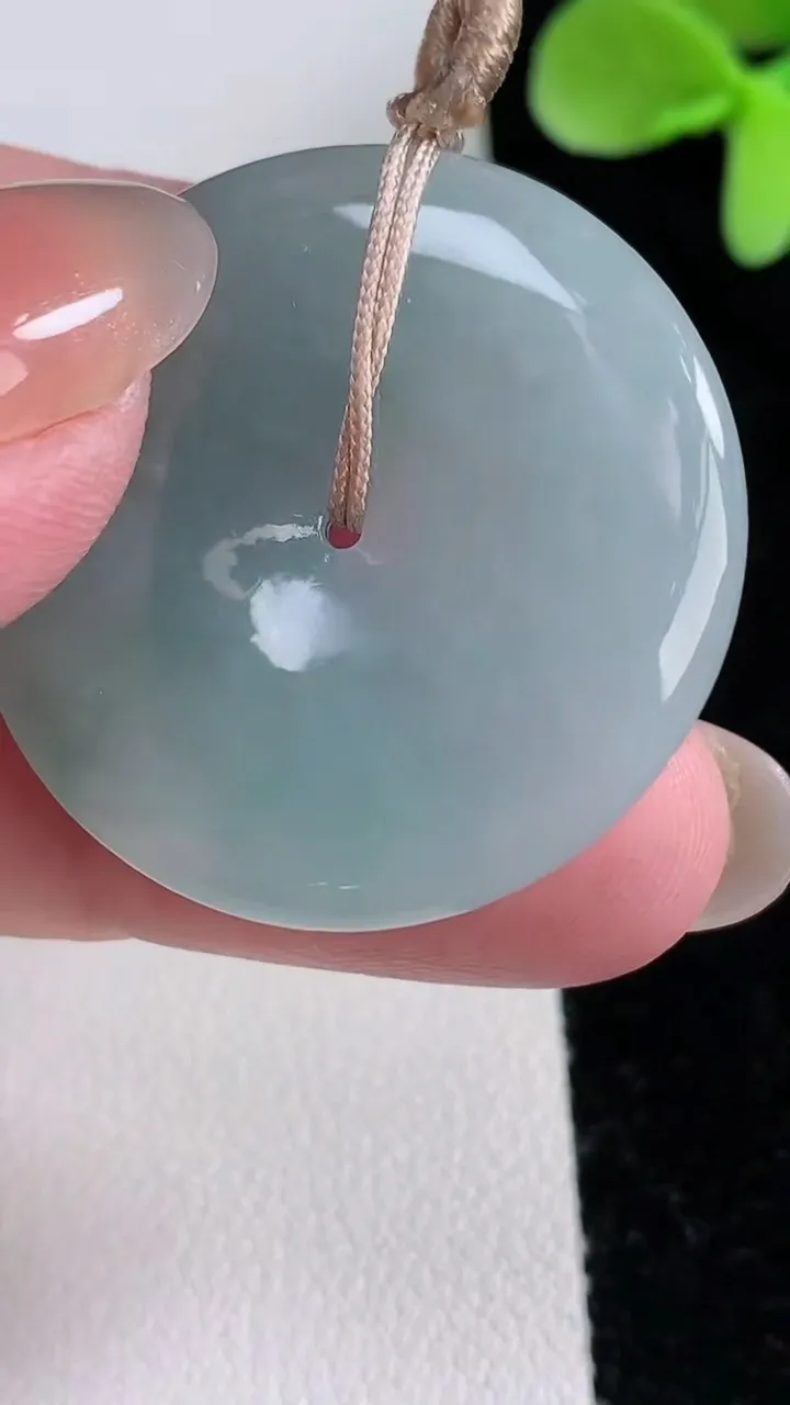 天然A货翡翠平安扣吊坠，尺寸32.3-5.2，重量:12.17g
12月12日