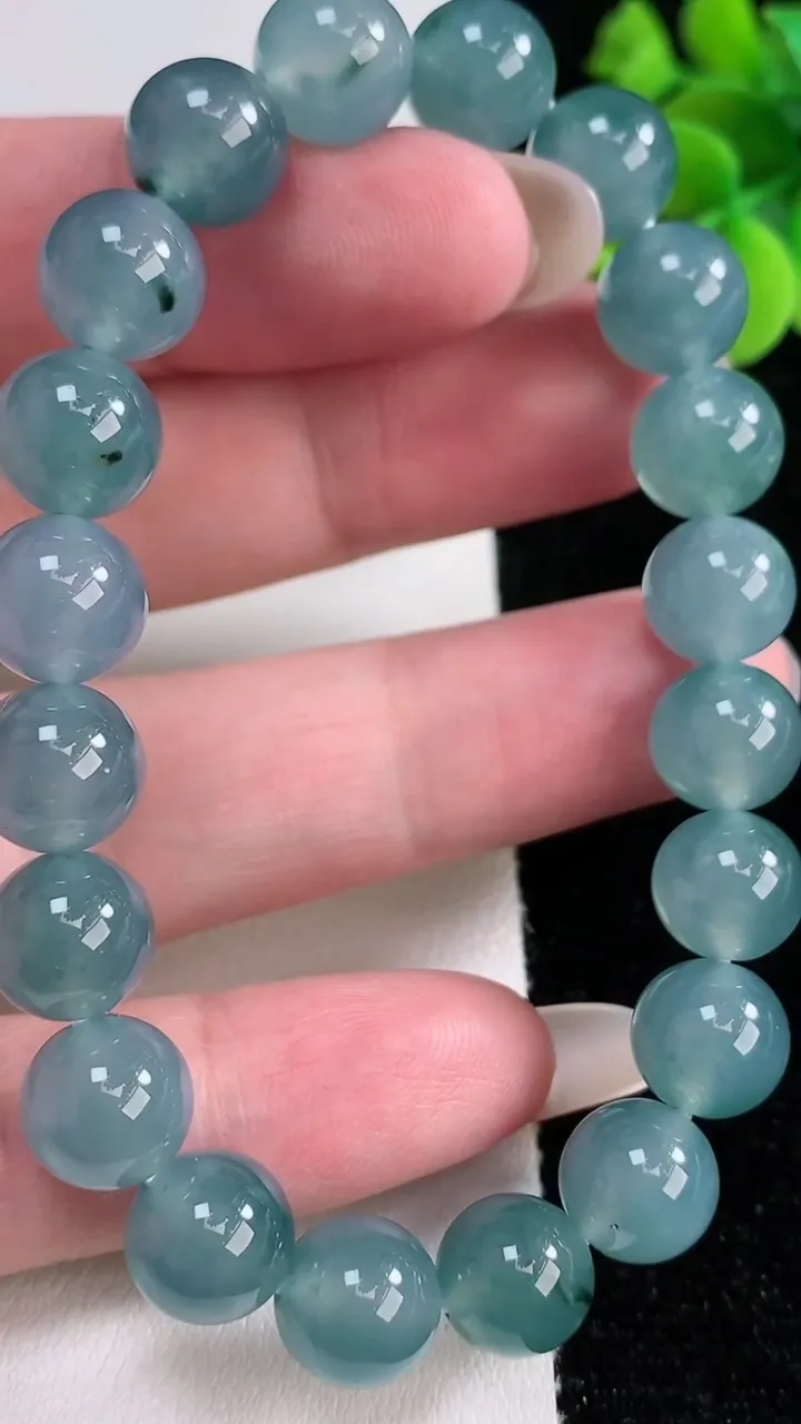 天然A货翡翠圆珠手串，尺寸9.4-20颗，重量:32.60g12月12日
工厂直销收藏佳品,种好水足，色泽均匀，有种有色，上手高大气！