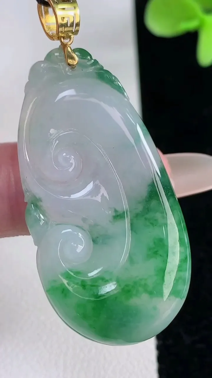 天然A货翡翠种飘花如意吊坠，尺寸42.4-22-4.4，重量:9.43g
12月12日