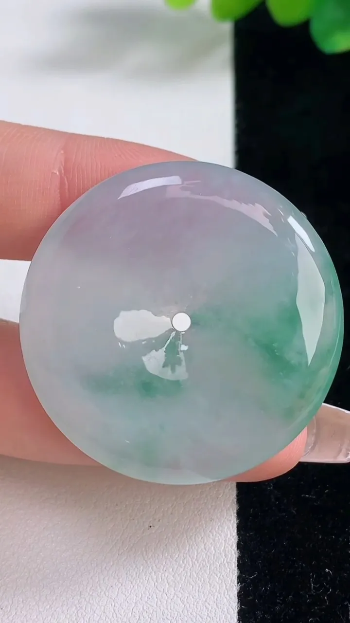 天然A货翡翠种飘花平安扣吊坠，尺寸36-6.3，重量:17.20g
12月12日