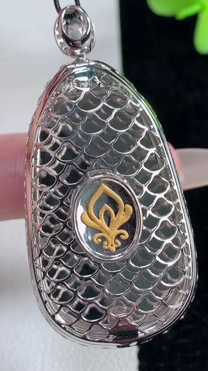 天然A货翡翠如意吊坠，尺寸50.3-24.7-10.2，裸石37-22.2重量:13.48g
12月12日