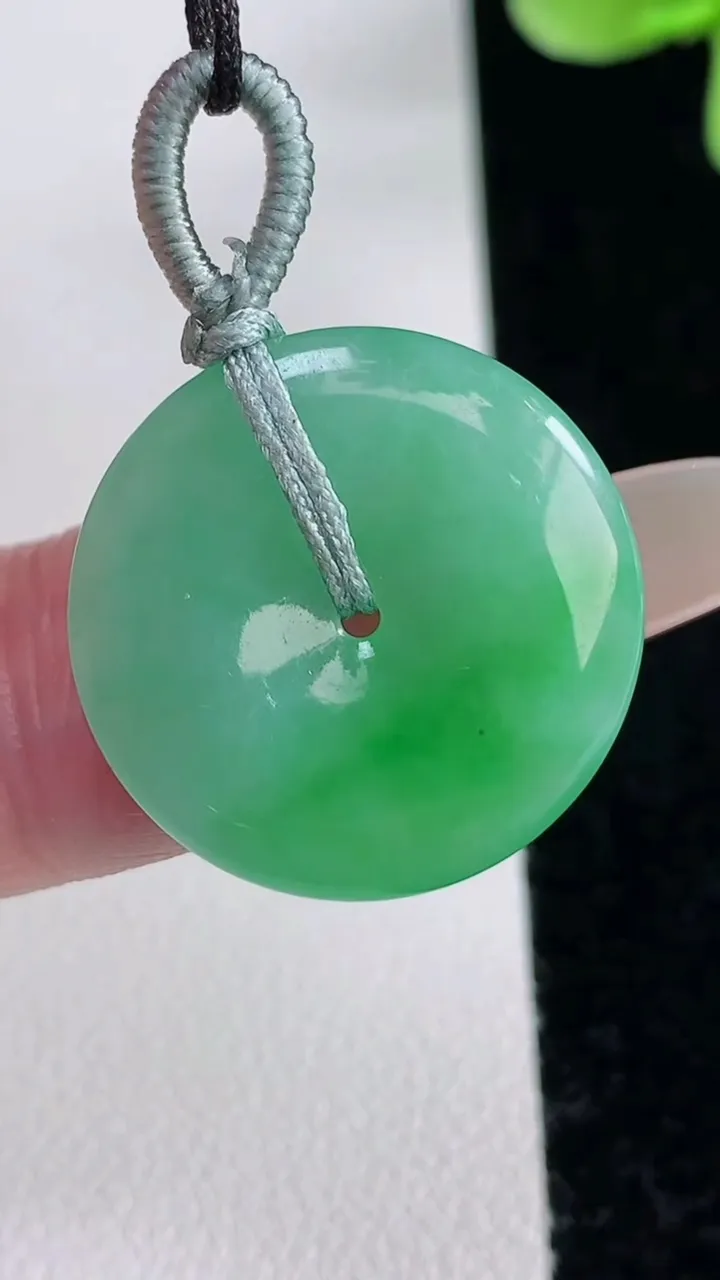 天然A货翡翠平安扣吊坠，尺寸22-3.7，重量:4.12g
12月12日