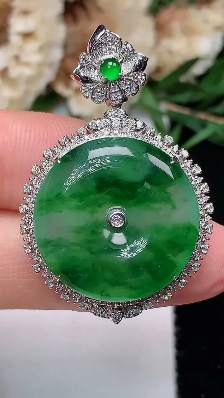 天然A货翡翠平安扣吊坠，尺寸37-24-9，裸石20，重量:5.87g
12月12日