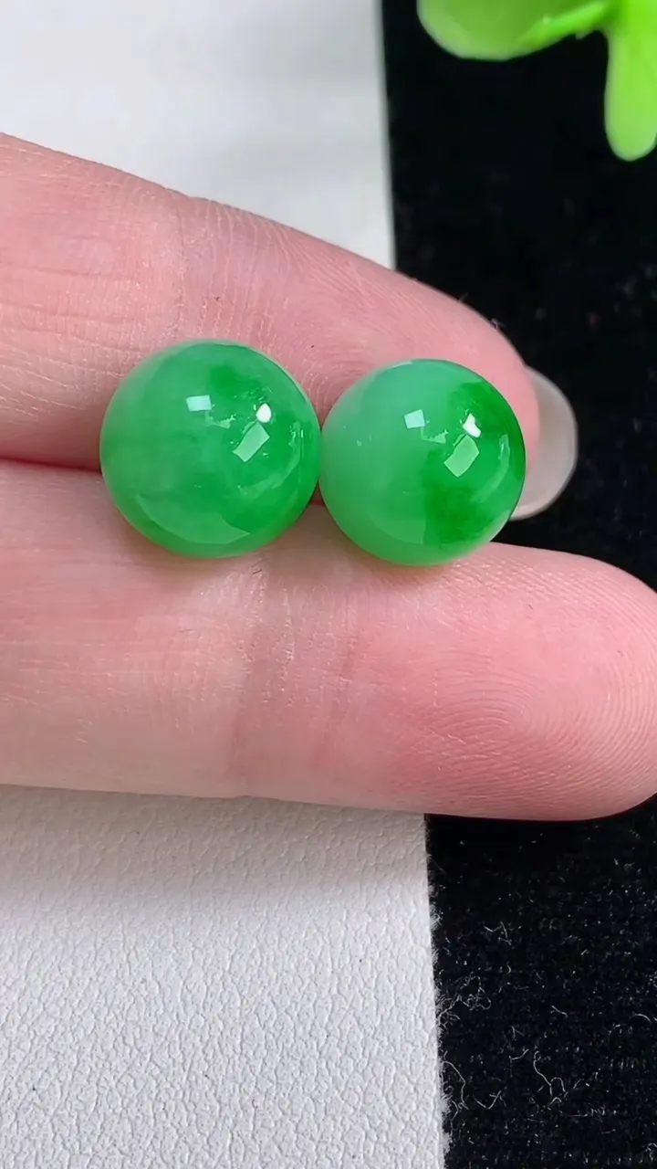 天然A货翡翠圆珠镶嵌件一对，尺寸11，重量:5.62g
12月12日