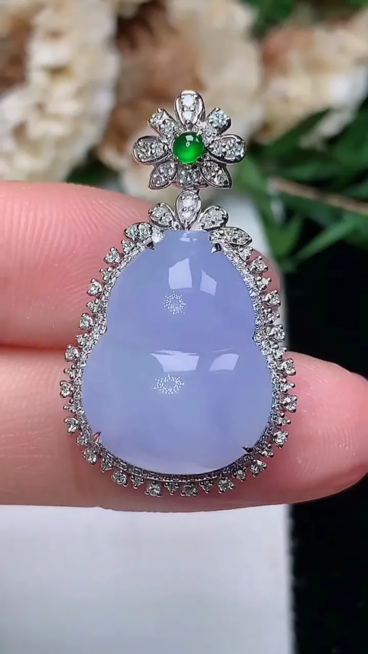 天然A货翡翠紫罗兰葫芦吊坠，尺寸30.3-17.6-11.3，裸石17.5-13.5，重量:4.66g
12月12日，重量:4.66g