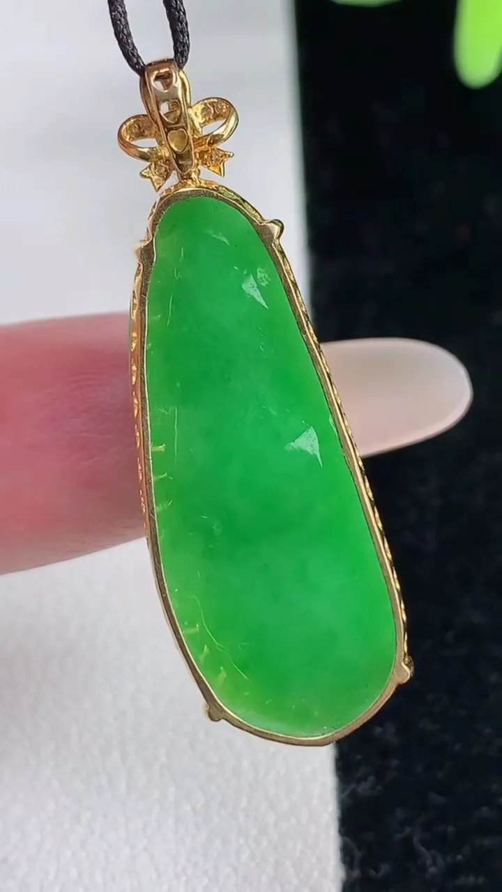 天然A货翡翠福豆吊坠，尺寸37.7-30.8-12.8-7.8，重量:5.32g
12月12日