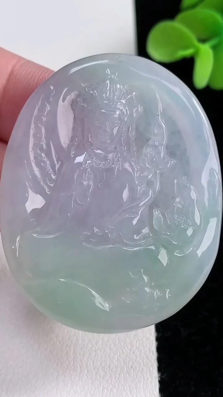 天然A货翡翠大势至菩萨吊坠，尺寸50-39.7-4.6，重量:23.46g
12月12日