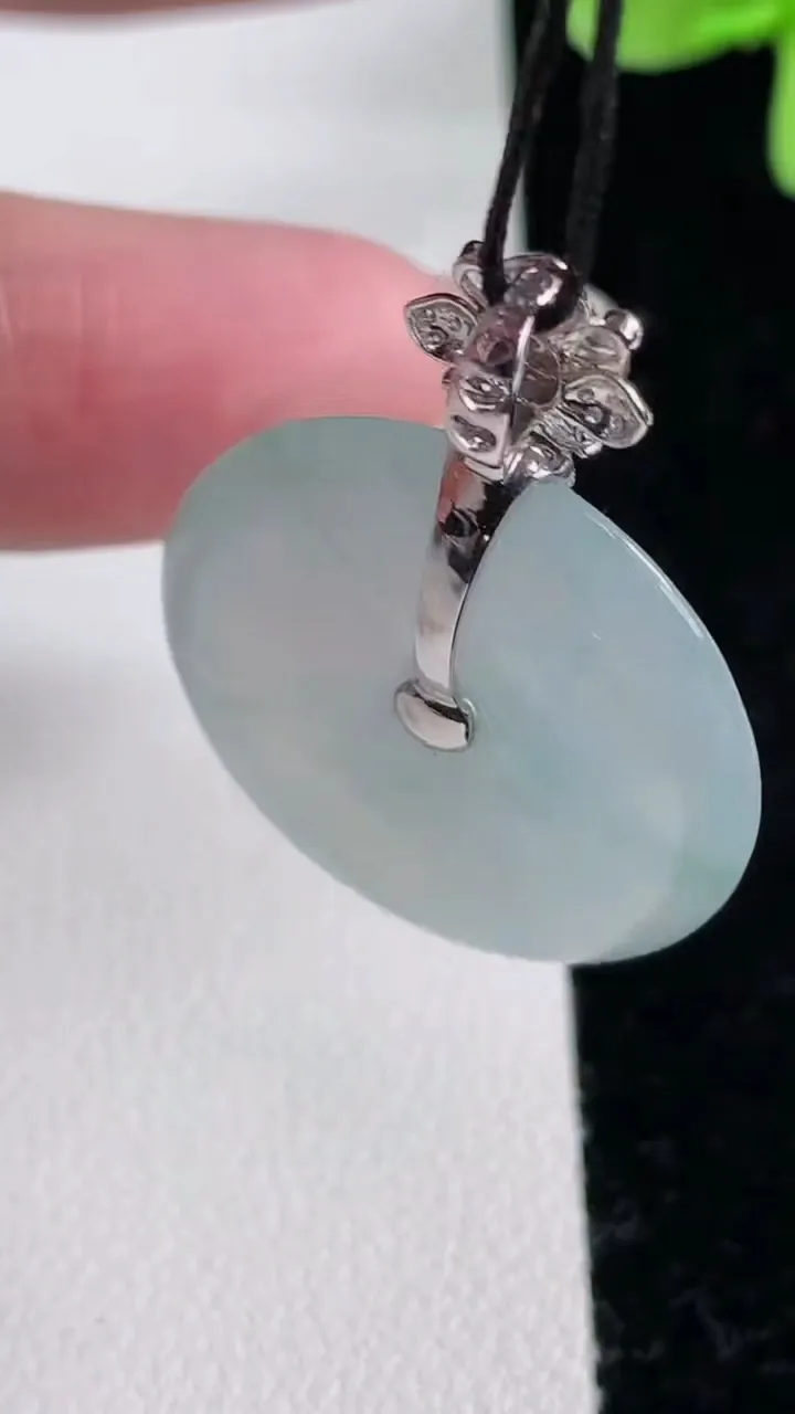 天然A货翡翠种飘花平安扣吊坠，尺寸25-4.5，重量:6.73g
12月12日