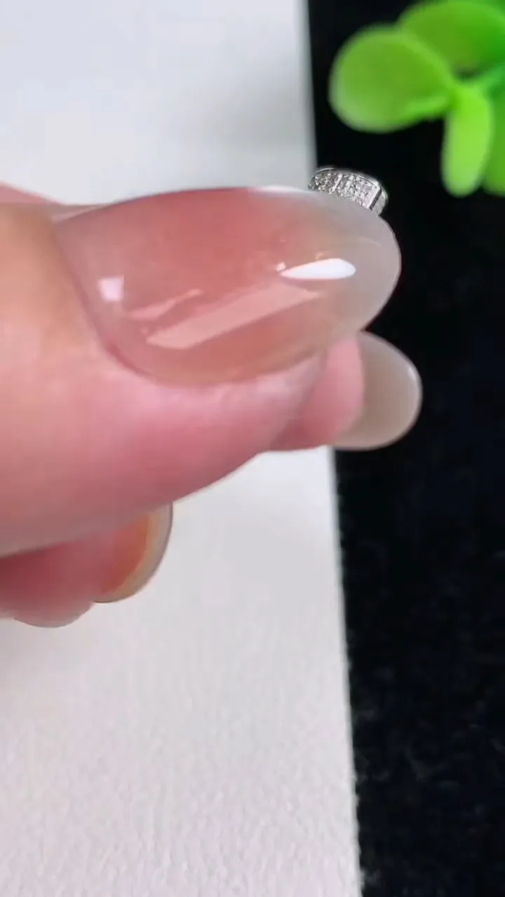 天然A货翡翠山水牌吊坠，尺寸46.3-34.2-5.2，重量:23.61 g
12月12日