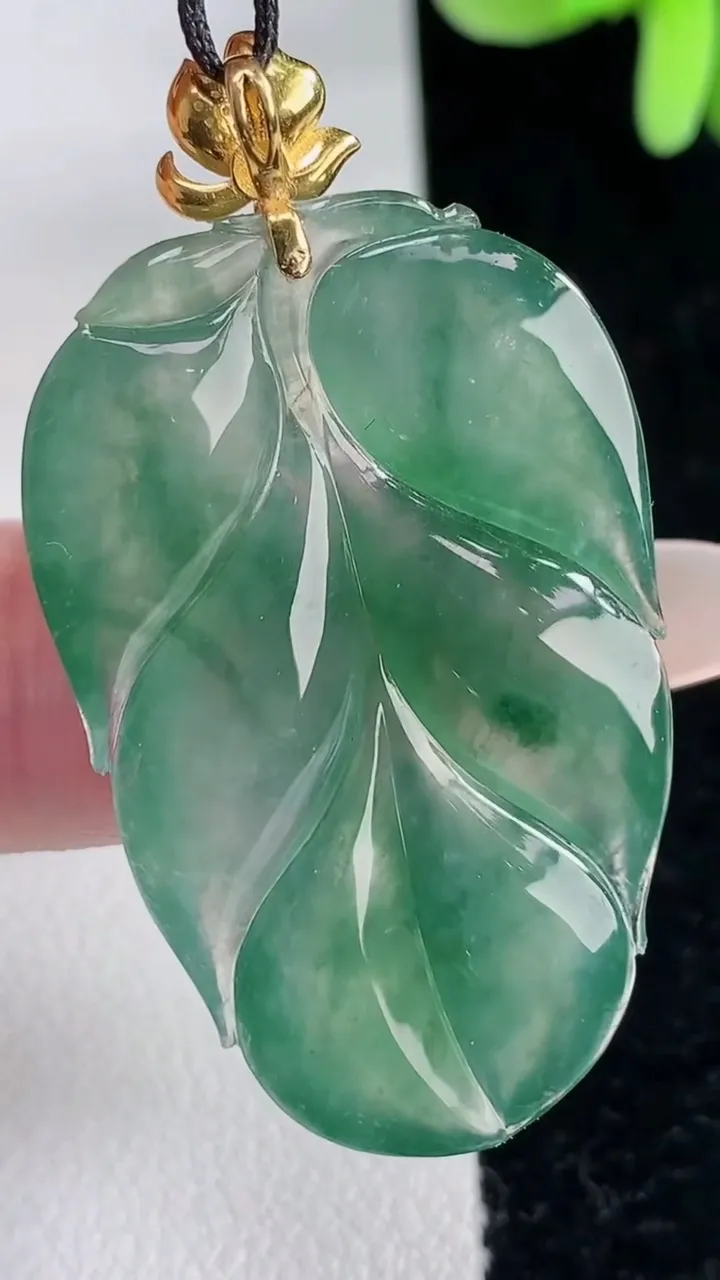 天然A货翡翠种飘花金枝玉叶 叶子吊坠，尺寸37.6-23.6-5.7，重量:9.31g
12月12日
