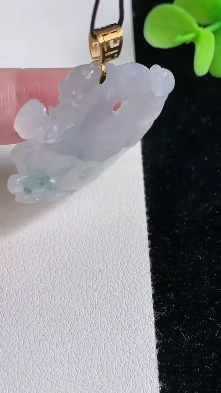 天然A货翡翠种飘花年年有余 荷叶鱼吊坠，尺寸37.3-40-3.3，重量:8.98g
12月12日