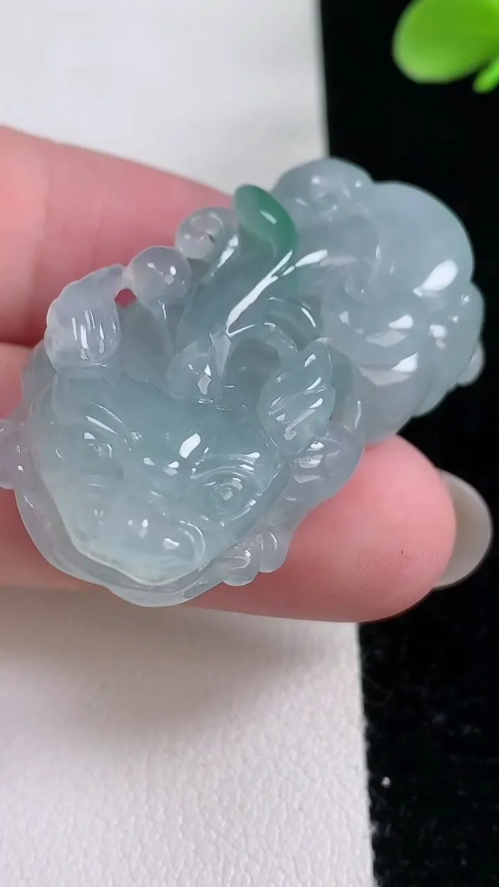 天然A货翡翠貔貅吊坠，尺寸41-21.8-11.6，重量:22.98g
12月12日