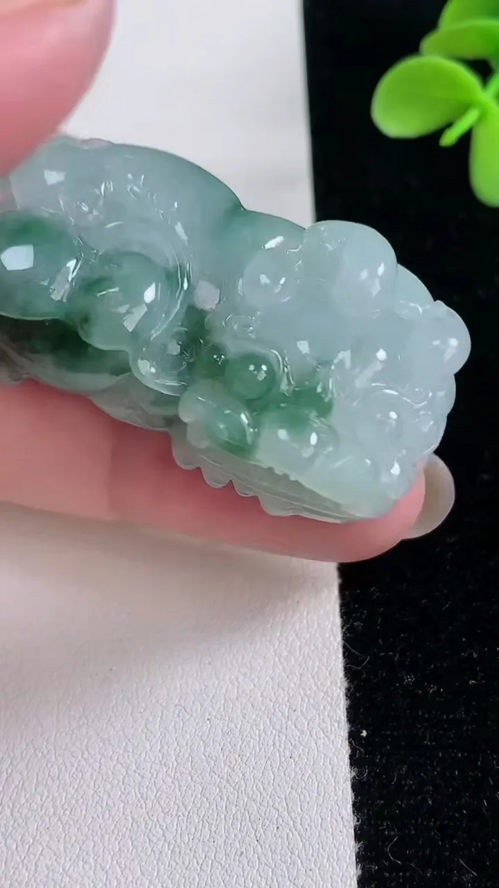 天然A货翡翠飘花霸王貔貅吊坠，尺寸43.6-24.5-10.8，重量:29.02g
12月12日