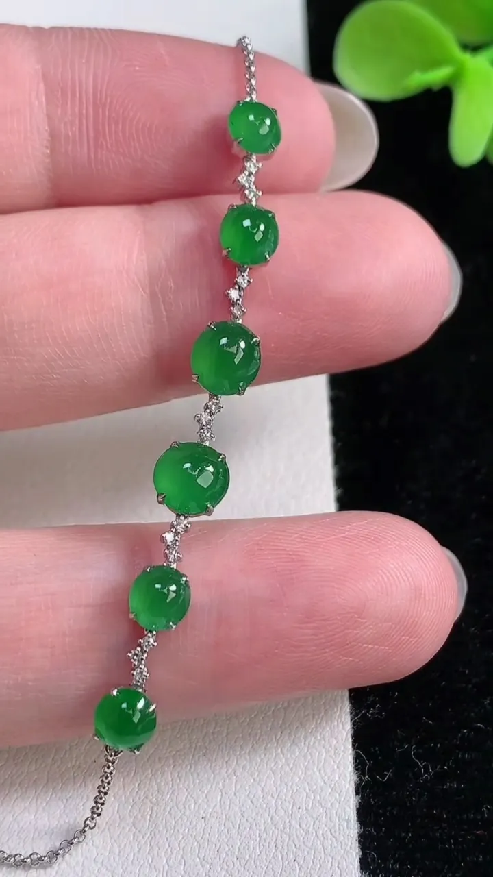 天然A货翡翠蛋面手链，尺寸5.6-5.2-3.4，重量:2.29g
12月12日