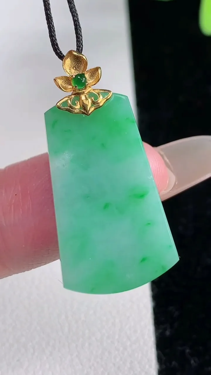 天然A货翡翠无事牌吊坠，尺寸24.8-14.7-2.6，重量:3.11g
12月12日