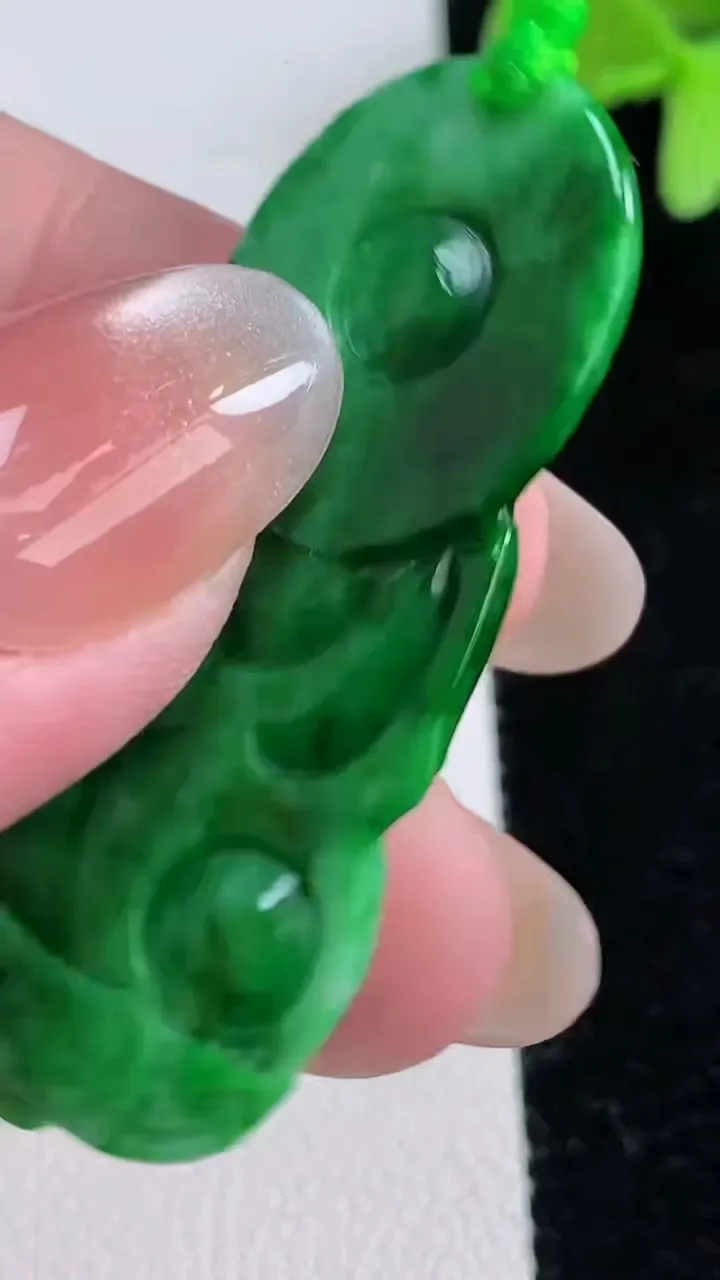 天然A货翡翠观音菩萨吊坠，尺寸46.2-24.2-5.5，重量:12.18g
12月12日